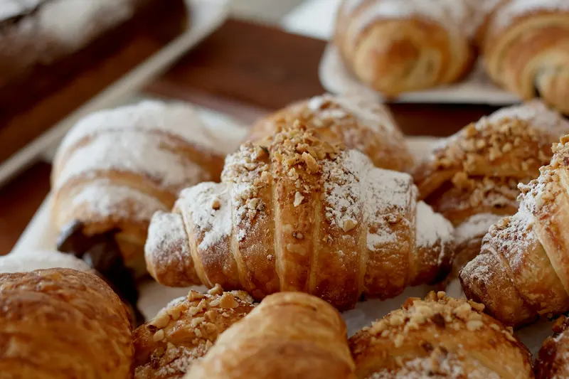 Viennoiseries sucrées en vitrine, vues de près