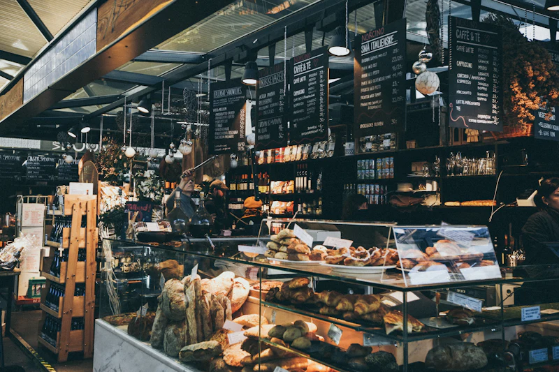 Intérieur d’une boulangerie avec vitrines