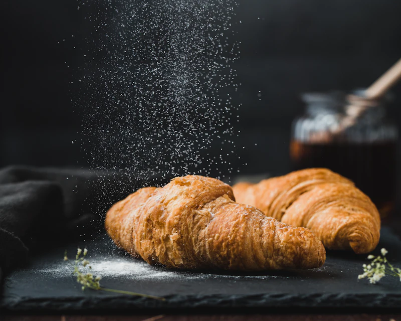 Deux croissants sur une ardoise