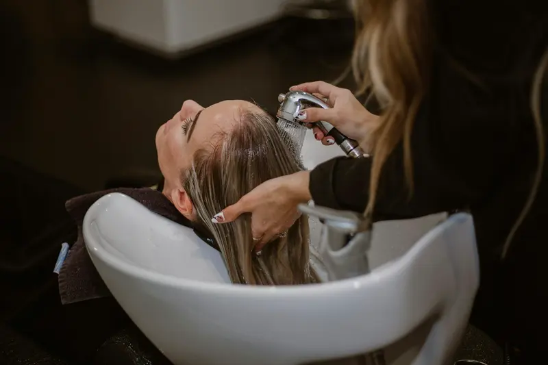 Shampooing soin au bac dans un salon de coiffure