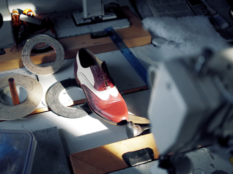 Chaussure en cuir sur un établi de cordonnier