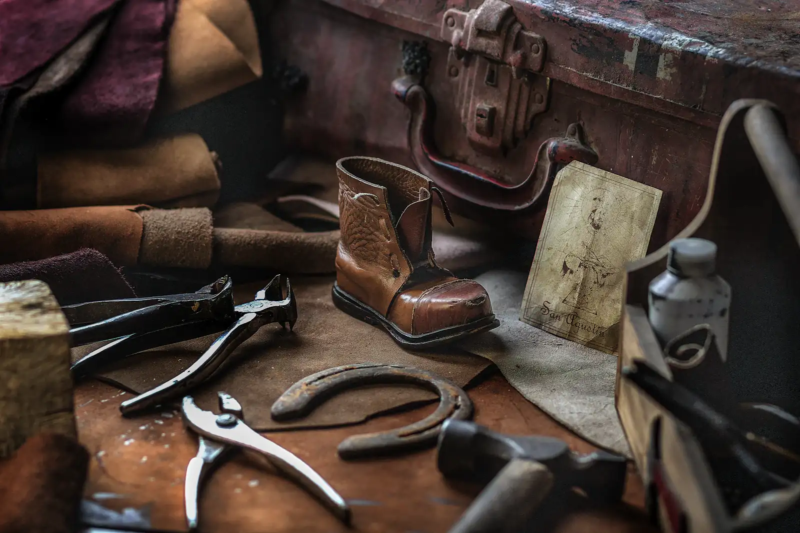Outils de cordonnier et chaussure en cuir sur un établi