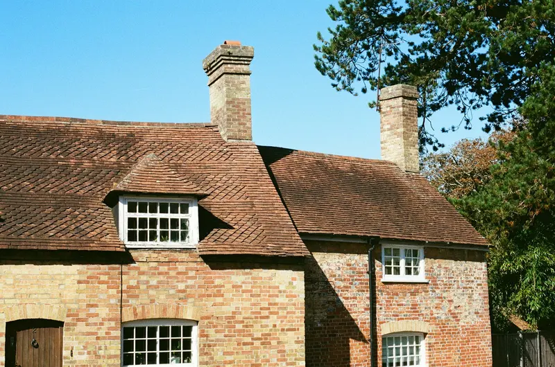 Maison en brique avec toiture en tuiles et lucarnes