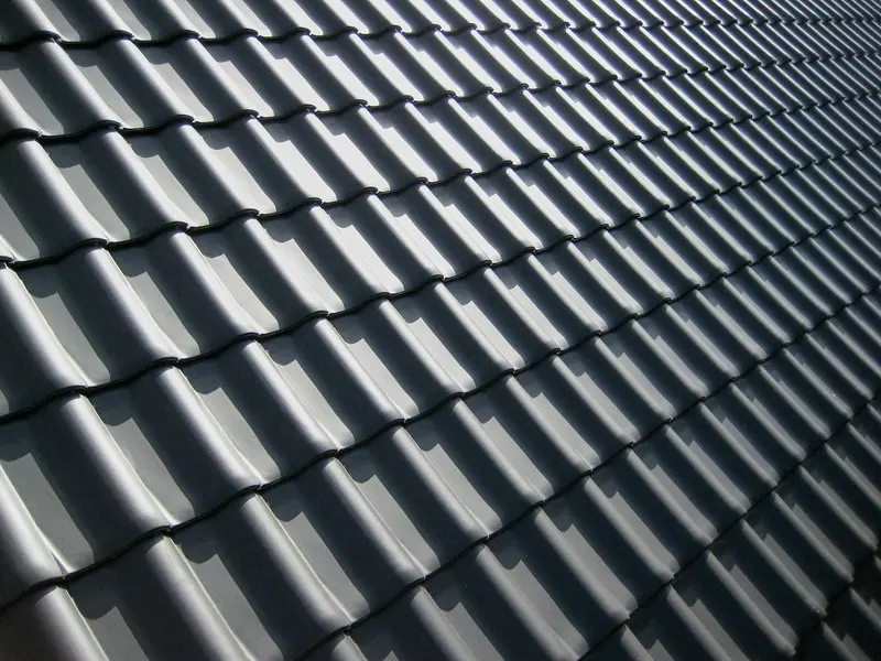 Toiture en tuiles gris ardoise vue de près