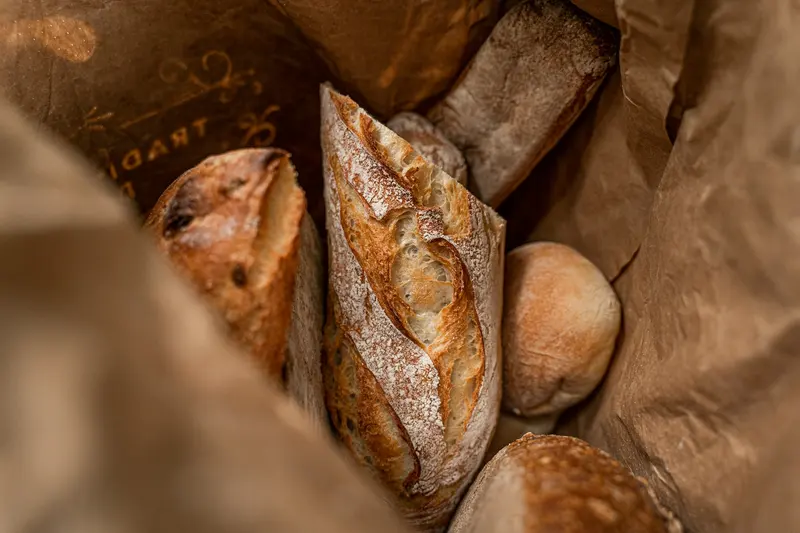 Baguettes et petits pains dans un sac en papier kraft