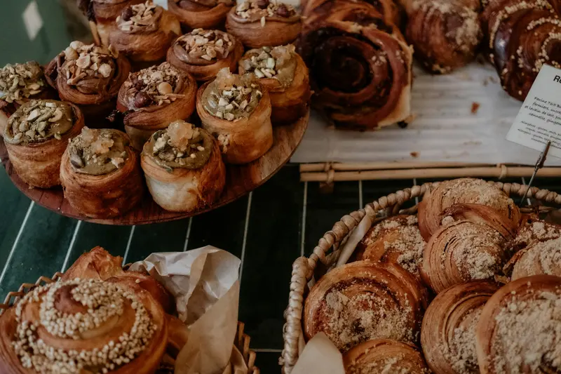 Brioches roulées et viennoiseries sur une grille de boulangerie