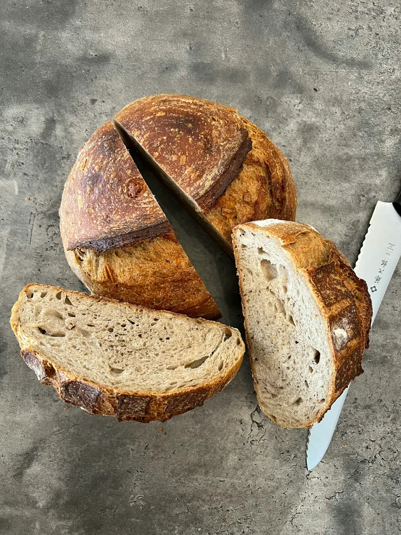 Pains au levain tranchés montrant leur mie alvéolée