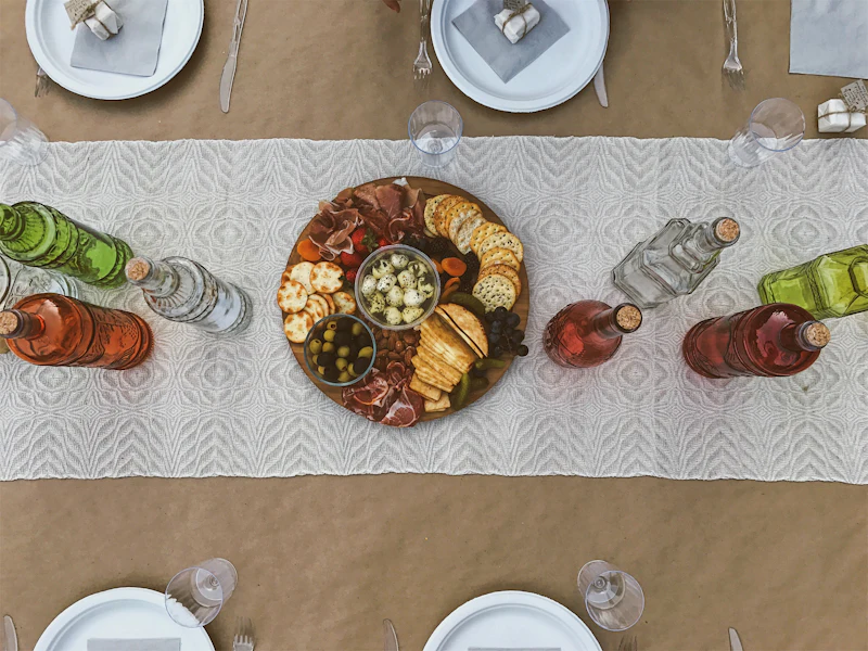 Table dressée avec planche et bouteilles