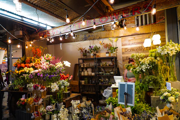 Boutique de fleuriste remplie de bouquets et de plantes, exemple de photo pour le site internet d’un fleuriste
