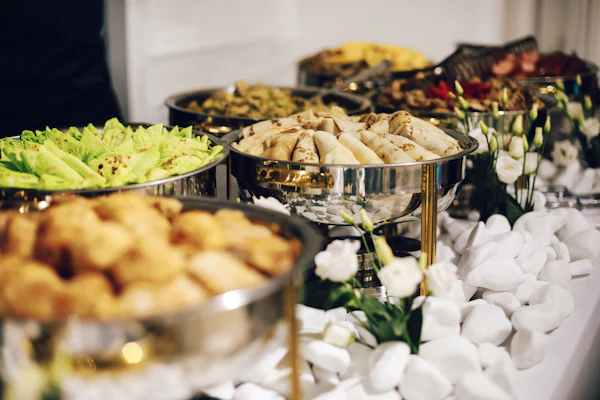 Buffet de traiteur avec plats chauds et réchauds en inox, exemple de photo pour le site internet d’un traiteur